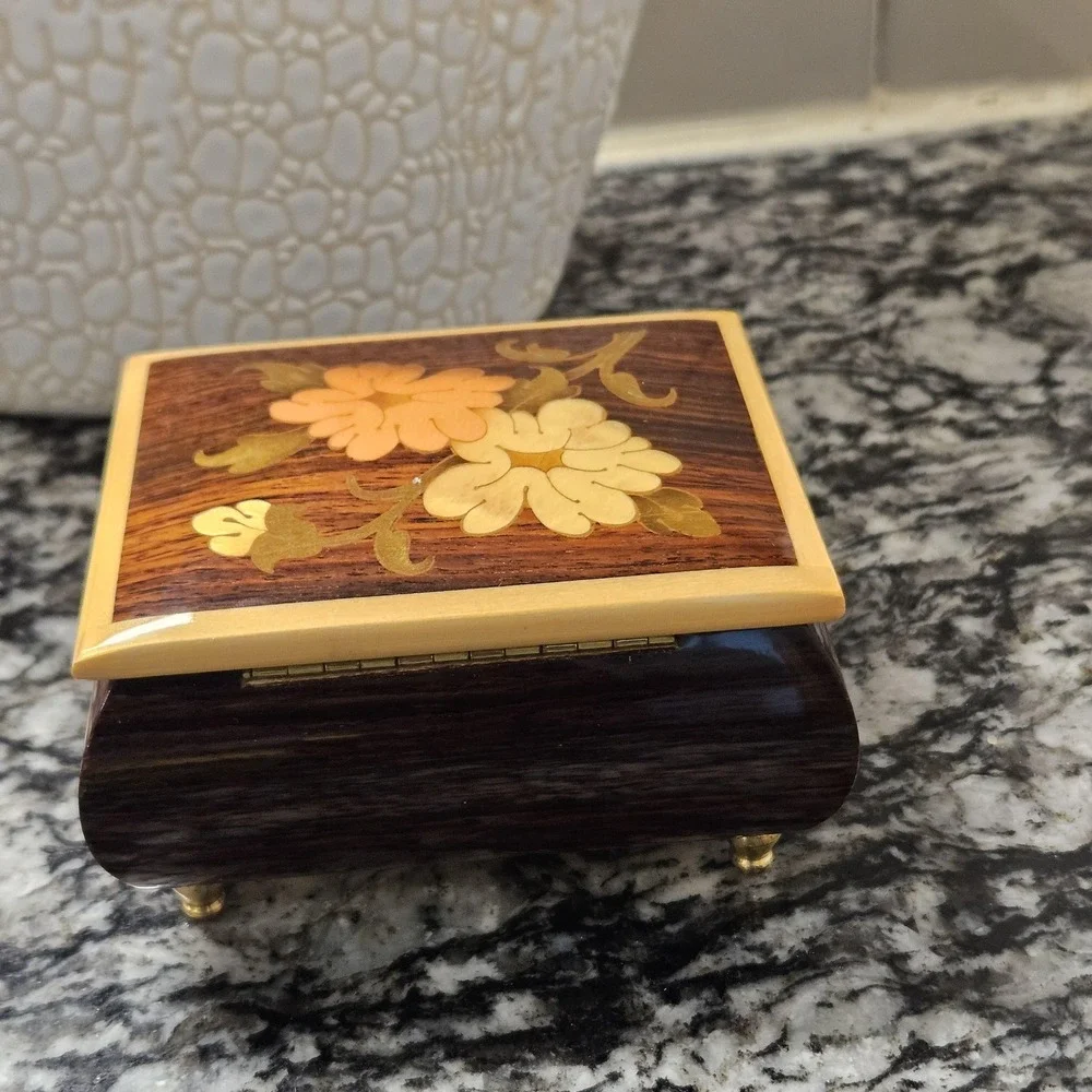handcrafted Italian‎ wooden inlaid jewelry box Sorrento-style artistry
